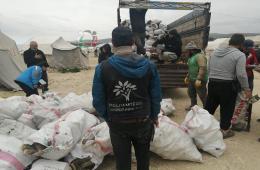 توزيع حطب التدفئة في مخيمي دير بلوط والمحمدية شمال سورية 
