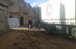 توزيع سلات غذائية في مخيم درعا 