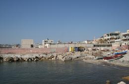 توزيع سلل صحية وحقائب مدرسية في مخيم الرمل باللاذقية 