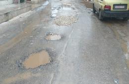  مخيم النيرب.. شكاوى من رداءة الطرقات وافتقارها للصيانة الدائمة 