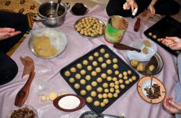 مخيم سبينة.. غلاء الحلويات يدفع الأهالي لصناعتها في منازلهم