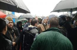 رغم الظروف الجوية القاسية ..فلسطينيو سوريا يواصلون احتجاجاتهم ضد قرارات الأونروا 