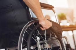 مناشدة لمعالجة شاب فلسطيني مصاب بشلل نصفي 