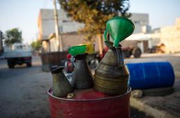 الشمال السوري.. توزيع مازوت التدفئة للعائلات الفلسطينية في مخيمي دير بلوط والمحمدية