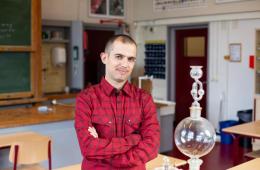 بين مخيم اليرموك وأمستردام. مسيرة نجاح مدرّس فلسطيني للفيزياء 