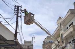 مخيم العائدين بحمص.. البدء بتبديل أمراس شبكة الكهرباء المتهالكة