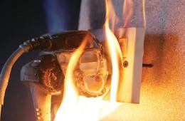 ماس كهربائي يتسبب باندلاع النيران في أحد منازل مخيم النيرب 