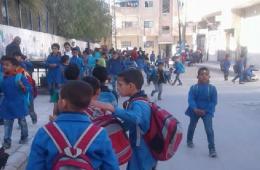 مخيم الحسينية.. الأهالي يطالبون الأونروا بتوفير وسائل نقل لأبنائهم 