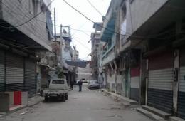 فلسطيني يتكفل بدفع إيجارات 15 عائلة في مخيم النيرب