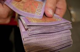 الأونروا توزع مساعدات مالية للفلسطينيين المتضررين من الزلزال في مدينة جبلة 