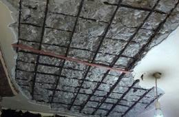 شاهد: نجاة عائلة فلسطينية سورية بعد انهيار أجزاء من سقف منزلها