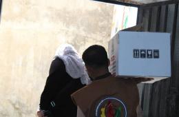 توزيع مساعدات غذائية لأهالي مخيم اليرموك