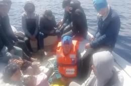 تحت تهديد السلاح. اليونان ترحّل 27 مهاجراً غالبيتهم من الفلسطينيين إلى المياه التركية 