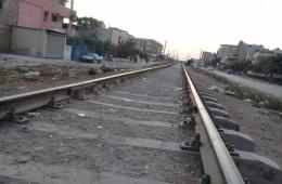 مجموعة من شباب وأطفال مخيم النيرب يودعون ذويهم طلباً للهجرة 