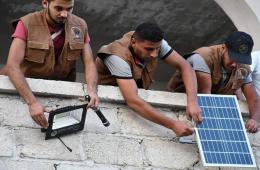 تركيب أجهزة إنارة بالطاقة الشمسية في مخيمي حندرات والنيرب بحلب