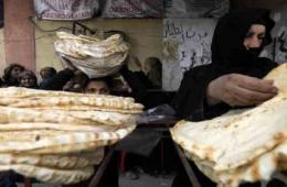 فاعل خير يخفف من معاناة أهالي مخيم حندرات بتوزيع الخبز مجاناً