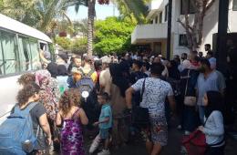 عشرات العائلات الفلسطينية تنزح من مخيم عين الحلوة بعد تجدد الاشتباكات المسلحة