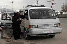 أهالي مخيم خان الشيح يعانون من أزمة نقل واستغلال سائقي السرافيس