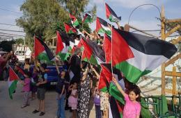 ابتهاجاً بـ "طوفان الأقصى".. مسيرات وتوزيع حلوى داخل المخيمات الفلسطينية في سوريا 