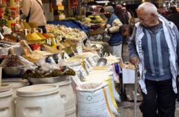 الغلاء وقلة الدخل يقلل من القوة الشرائية في المخيمات الفلسطينية