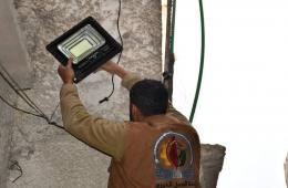 لجنة خيرية تنير مخيم سبينة بـ 25 جهاز إنارة يعمل بالطاقة الشمسية