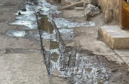 تضرر أهالي مخيم جرمانا من سوء الطرق بعد إصلاحات لخط المياه والصرف الصحي