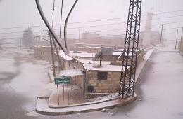 مخيم حندرات.. الشتاء يضاعف المعاناة والبرد القارس يسكن الأجساد 