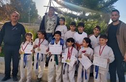 أطفال مخيم الرمل الفلسطيني يحصدون الذهب في بطولة اللاذقية للكاراتيه