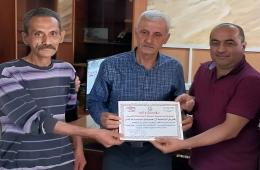 بعد إعادته مبلغاً مالياً وجده.. فلسطيني ضرب مثالاً في الأمانة واستحق التكريم 