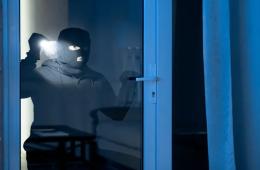 لصوص مجهولون ينهبون منزلًا في مخيم خان دنون