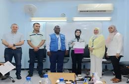 تكريم صاحبة المركز الأول في الإعدادية على مدارس الأونروا في سورية