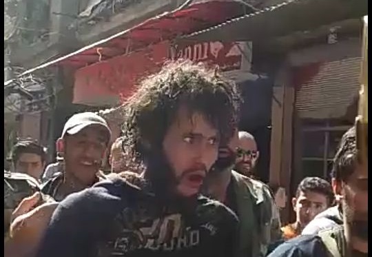 Proponents of the regime torture a "mindless" Palestinian on charges of “ISIS”