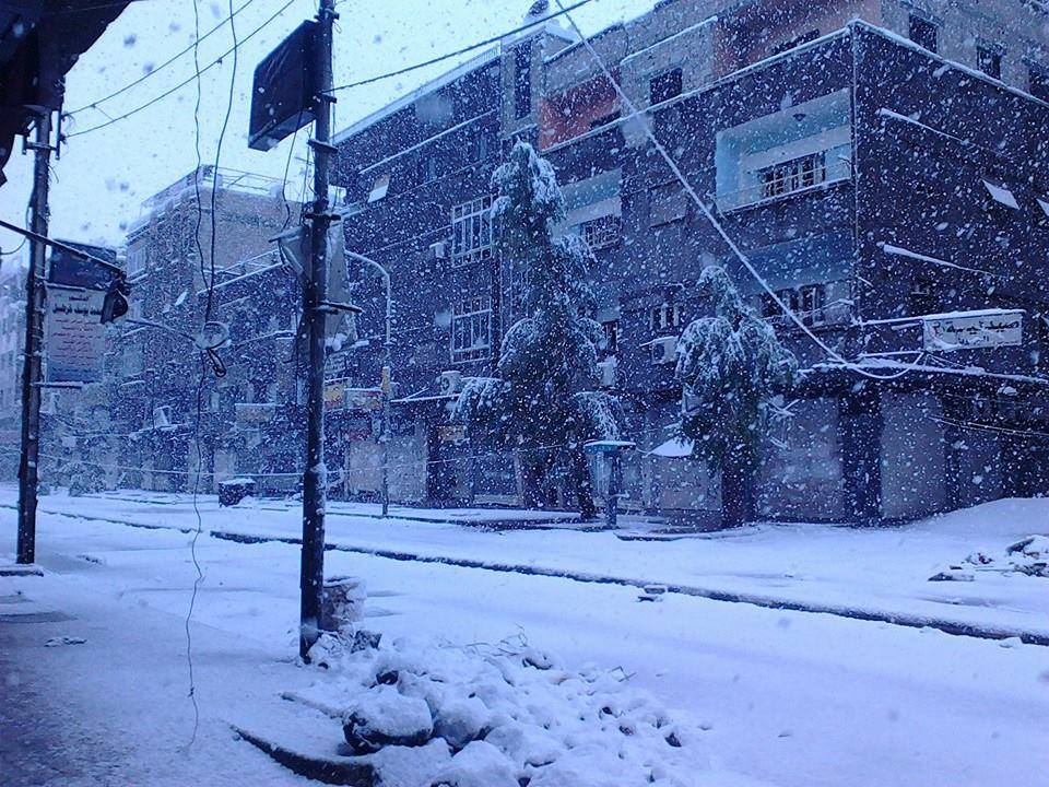 البرد والجوع يعصفان في مخيم اليرموك 