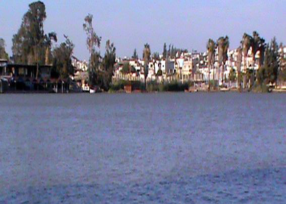 تحليق للطيران الحربي فوق بلدة المزيريب يخلق حالة من التوتر والغليان بين سكانه