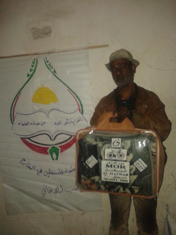 هيئة علماء فلسطين في الخارج توزع المساعدات في مخيم اليرموك 