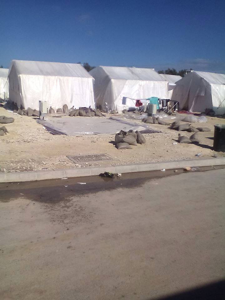 الحكومة القبرصية تشرد اللاجئين الفلسطينيين بعد تفكيك الخيم ووقف خدماتها لهم 