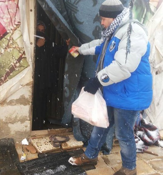 تقديم بعض المساعدات الغذائية العاجلة للعائلات الفلسطينية المهجرة في البقاع 