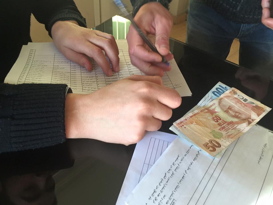 لجنة "فلسطينيو تركيا" توزع بعض المساعدات المالية على فلسطينيي سورية في أنطاكيا