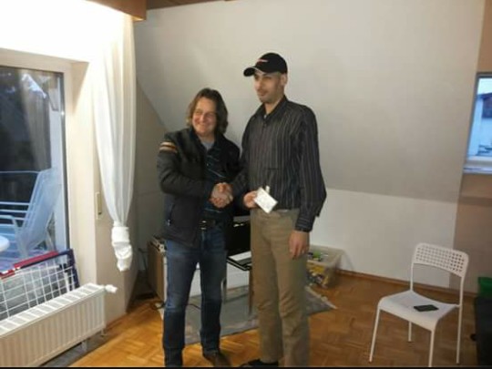 لاجئ من مخيم اليرموك يعثر على مبلغ (3000) مارك ألماني ويعيده إلى صاحبه