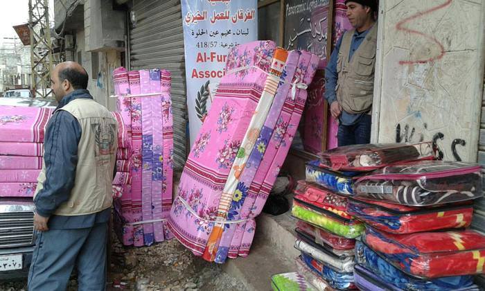 توزيع بعض المساعدات على عدد من العائلات الفلسطينية السورية في مخيم عين الحلوة