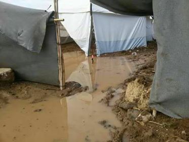 خيام اللاجئين في تجمع زيزون بريف درعا تتحول إلى مستنقعات