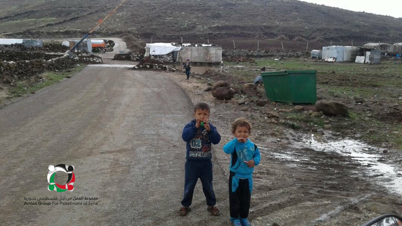 فيديو | البرد والأمطار الغزيرة يضاعفان معاناة اللاجئين في مخيم البريقة بريف القنيطرة