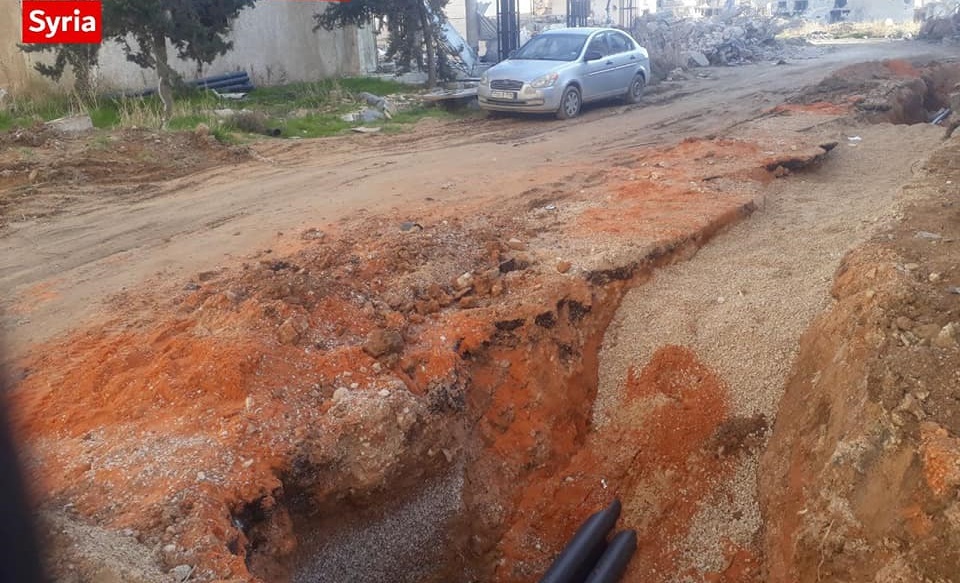 استمرار صيانة شبكة المياه في مخيم اليرموك وأنباء عن قرب دخول ورش إزالة الأنقاض 