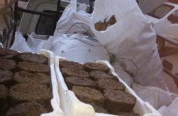 هيئة فلسطين الخيرية توزع الحطب على بعض عائلات مخيم خان الشيح 