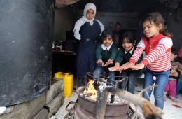 أطفال مخيم اليرموك يدعون لاعتصام جماهيري لفك الحصار 