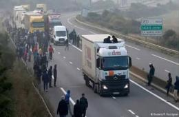 العثور‬ على عشرة لاجئين بينهم 5 أطفال متجمدين من البرد في ثلاجة شاحنة 