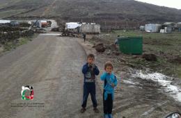 فيديو | البرد والأمطار الغزيرة يضاعفان معاناة اللاجئين في مخيم البريقة بريف القنيطرة