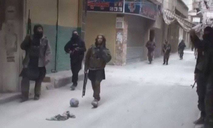 ISIS evacuates one of Yarmouk Streets from its Residents and starts Violent Clashes with the Opposition
